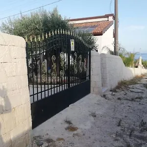 https://grazioso-appartamento-di-fronte-al-mare.sicilyhotelsitaly.net